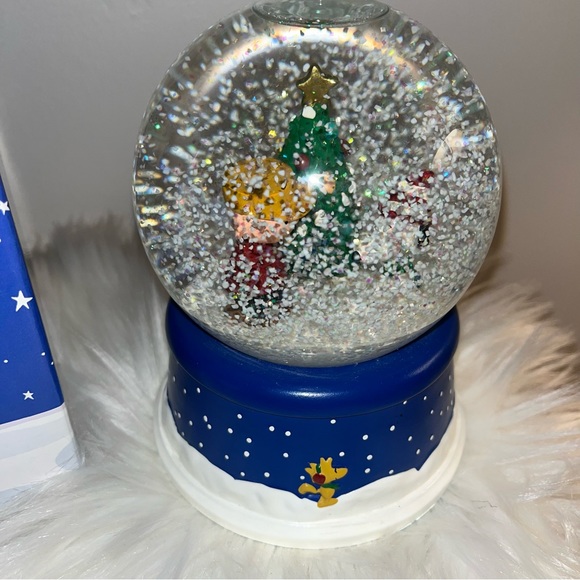 NWT Hallmark Peanuts 50th anniversary Christmas set. Snow globe,book & lunch box - Picture 4 of 16
